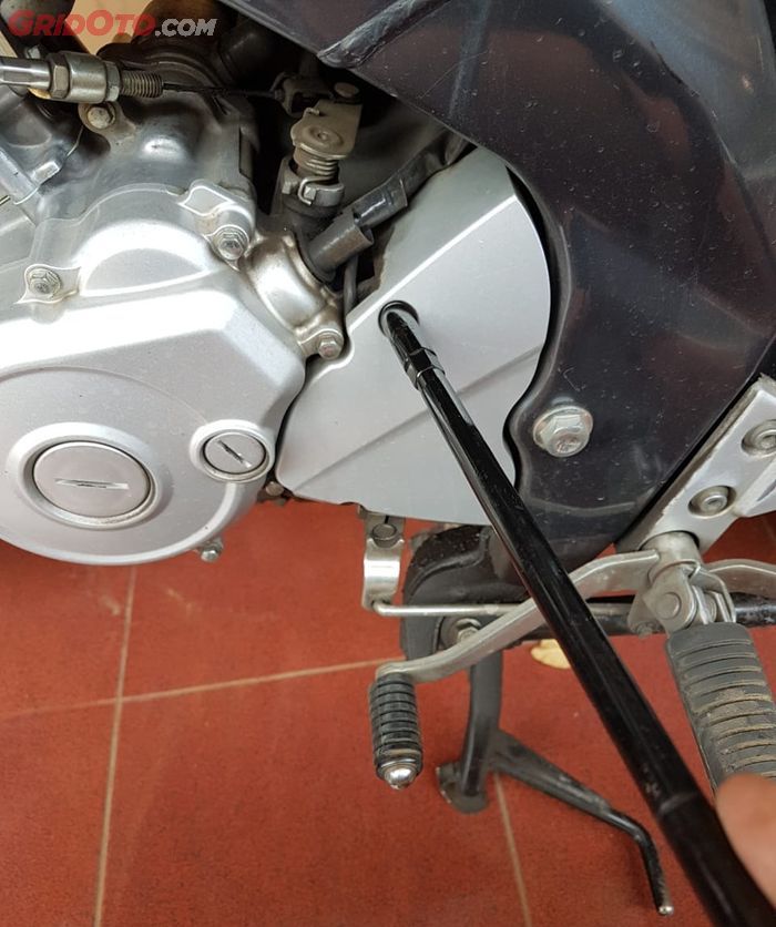 Buka tutup gir depan pakai kunci T8