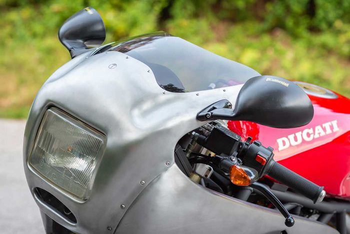 Semua fairing plastiknya diganti bahan aluminium