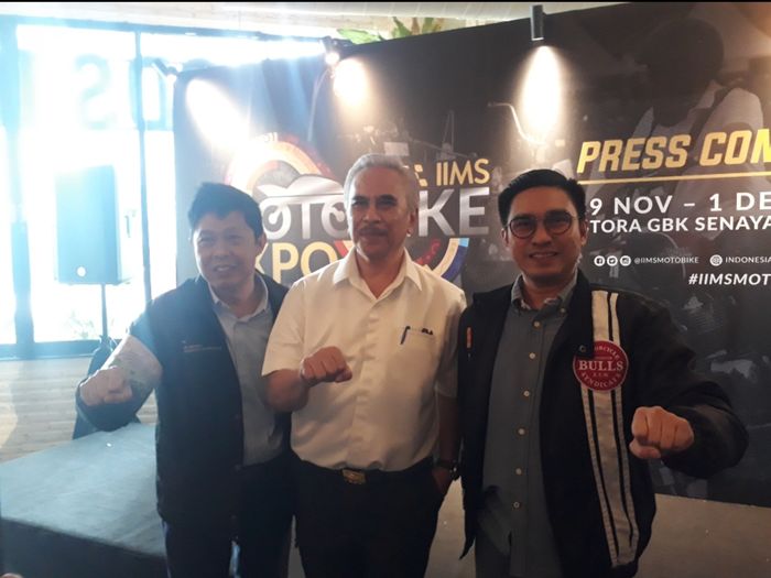 I Made Suprateka, selaku EVP Corporate Communication &amp; CSR PLN mengenakan kemeja putih