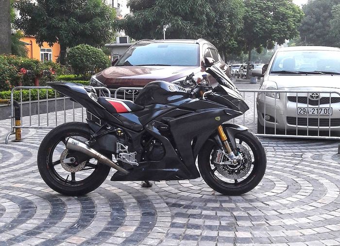 Garpu depan pakai milik Aprilia RSV4 plus pelek Yamaha R6