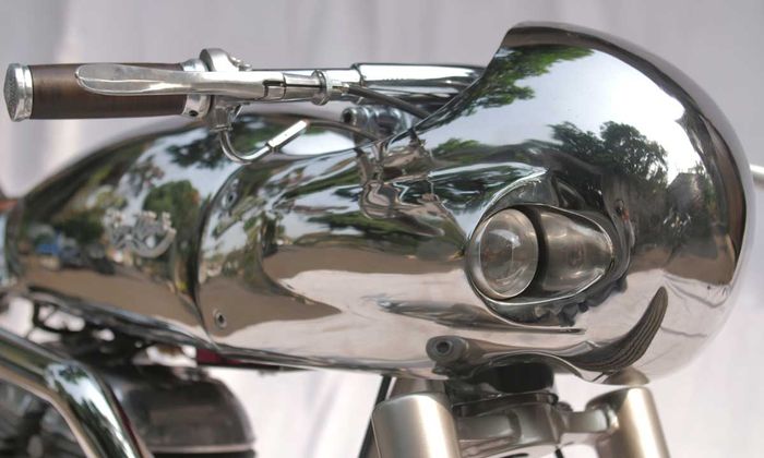 Tampak depan dari Royal Enfield Bullet 500 cafe racer