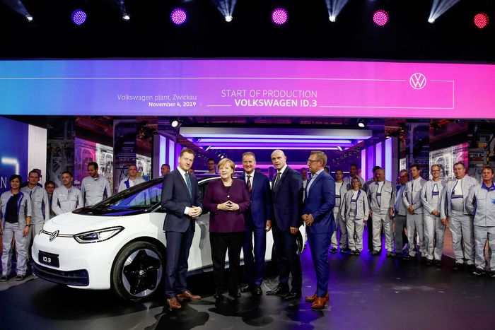 Dr. Herbert Diess (tengah) dan Thomas Ulbrich (kedua dari kanan) bersama pejabat terkait saat peresmian produksi pertam VW ID.3