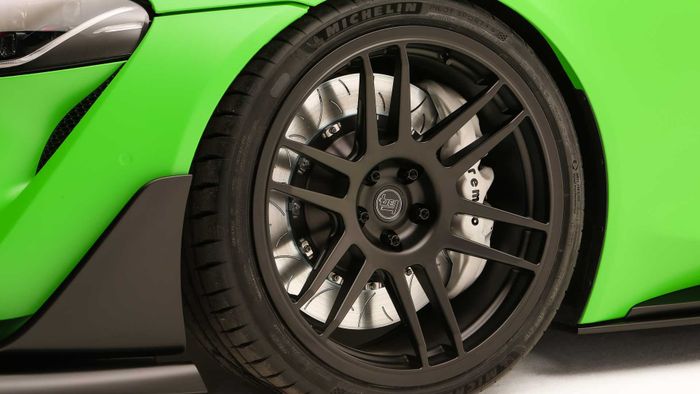 Kaki-kaki juga ikut diubah jadi lebih sporti