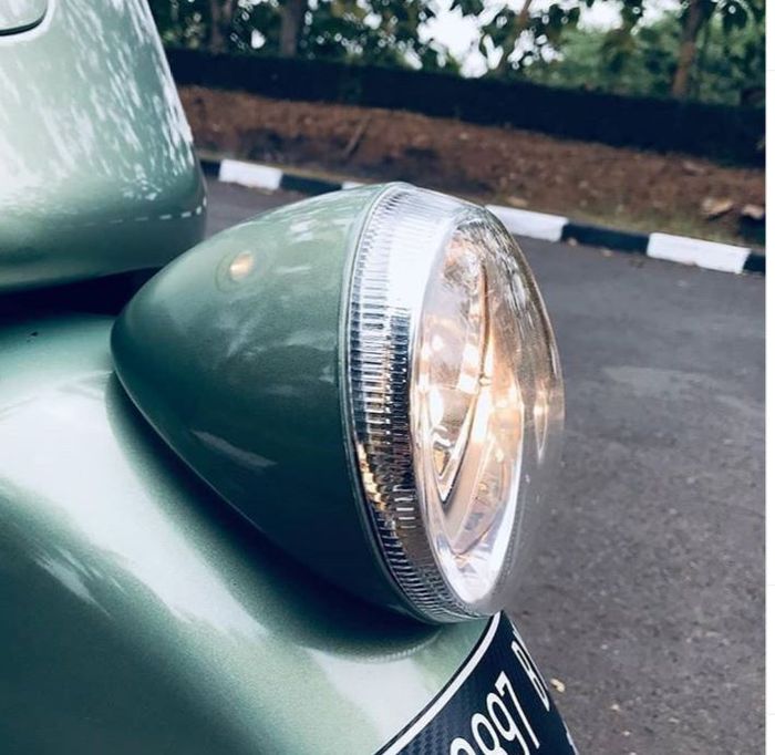 Posisi lampu utama Vespa GTV 250ie berada di sepatbor depan