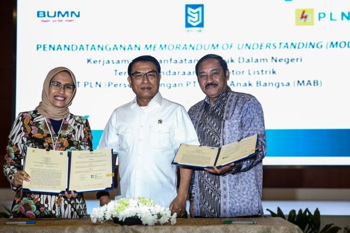 Penandatanganan MoU oleh Plt Direktur Utama PLN Sripeni Inten Cahyani (kiri) dengan Presiden Direktur MAB Leonard (kanan) dan disaksikan oleh Founder MAB Jenderal Purn. Moeldoko (tengah).