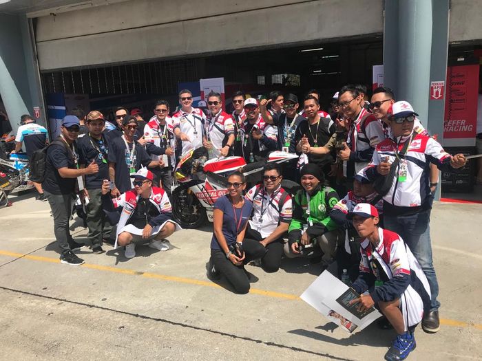 Pose bersama direksi PT Federal Karyatama beserta rombongan Federal Oil Tour MotoGP Sepang 2019