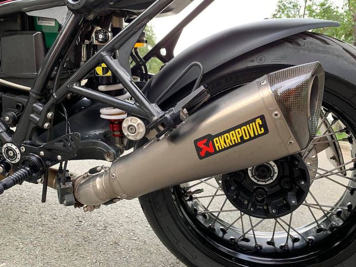 Knalpot pakai muffler Akrapovic