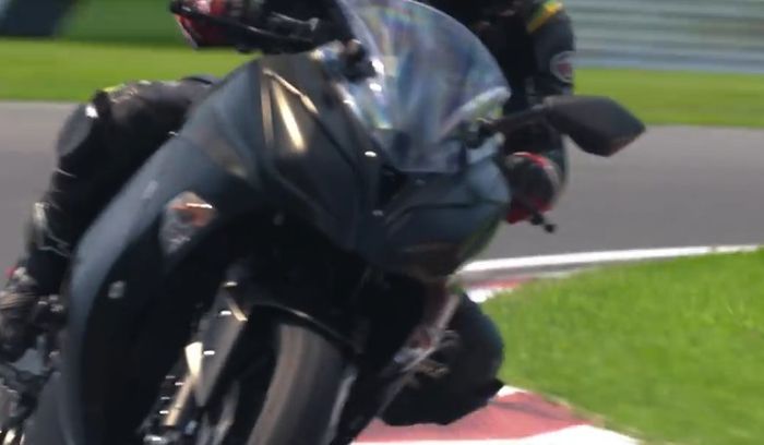 Motor listrik Kawasaki dites di sirkuit, tampang mirip Ninja 250