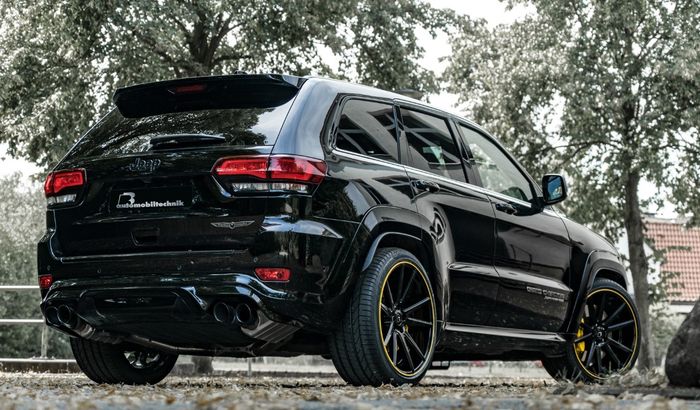 Tampilan belakang modifikasi Jeep Grand Cherokee Trackhawk