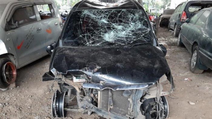 Mobil Xenia hitam milik anggota polisi yang hancur dirusak massa di Pasar Minggu pada Selasa (12/11/2019) dini hari WIB. (TribunJakarta.com/Annas Furqon Hakim)