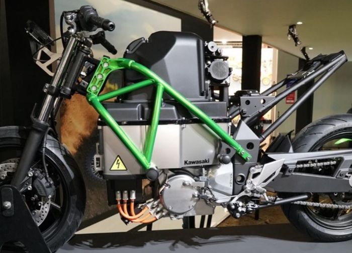 Kondisi bagian dalam motor listrik Kawasaki jika dilihat dari sisi kiri.