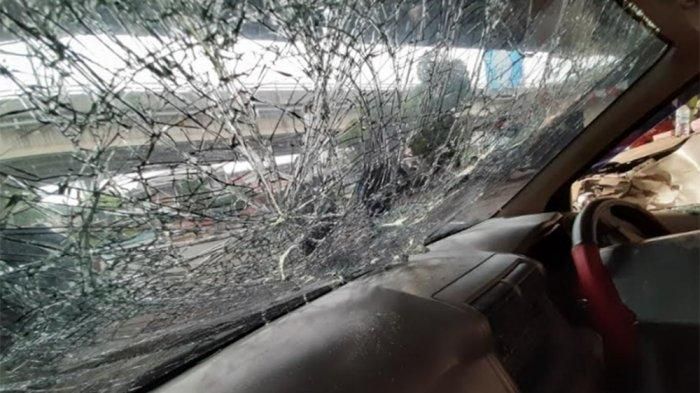 Kaca depan mobil Xenia hitam milik anggota polisi pecah dirusak massa di Pasar Minggu pada Selasa (12/11/2019) dini hari WIB. (TribunJakarta.com/Annas Furqon Hakim) 