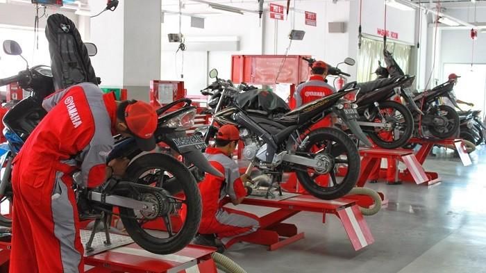 Servis motor secara berkala bisa membuat konsumsi bensin motor tetap irit