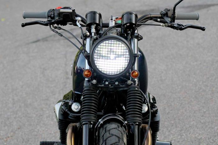 Tampak depan Honda CB750 brat style garapan Origin8or Motorcycles