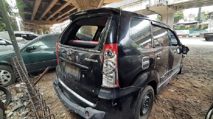 Kondisi bagian belakang Daihatsu Xenia yang hancur dikeroyok massa