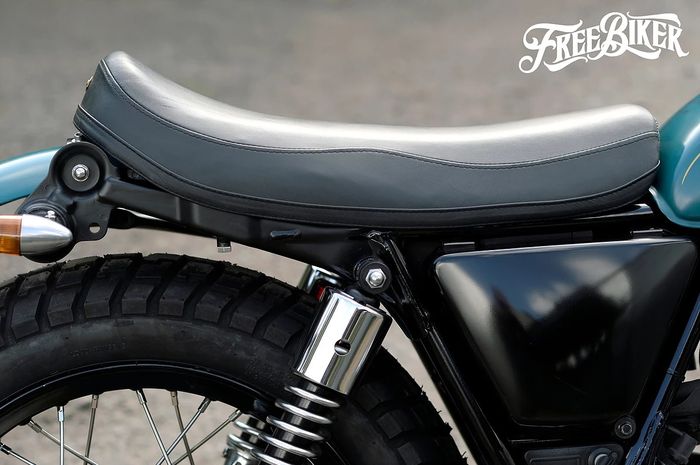 Jok diganti dengan model kustom yang tipis dan bergaya lawas