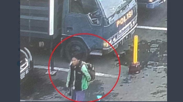 Foto terduga pelaku bom bunuh diri Mapolresta Medan sebelum bom meledak  