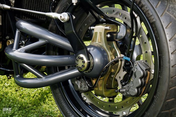 Roda depannya dipasang menggunakan single-sided fork