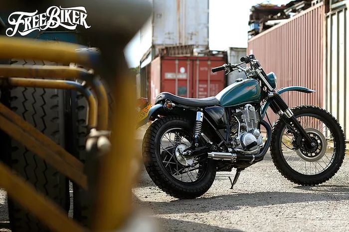 Meski enggak jauh berbeda dengan aslinya tapi Yamaha SR400 ini terlihat begitu gagah dan menarik