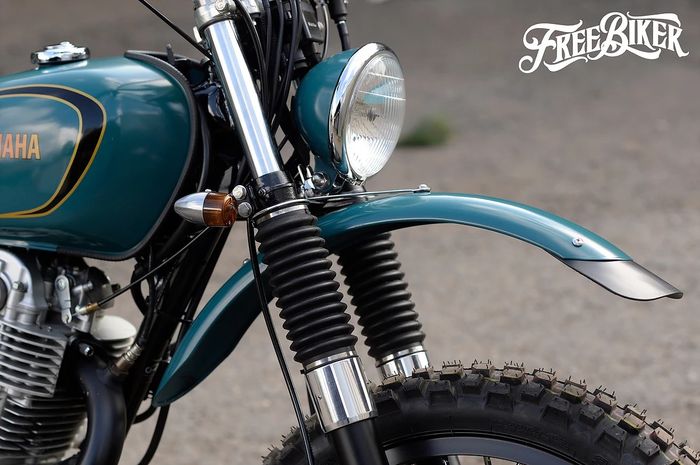 Suspensinya ditinggikan lalu pakai sepatbor depan tinggi ala motocross lawas