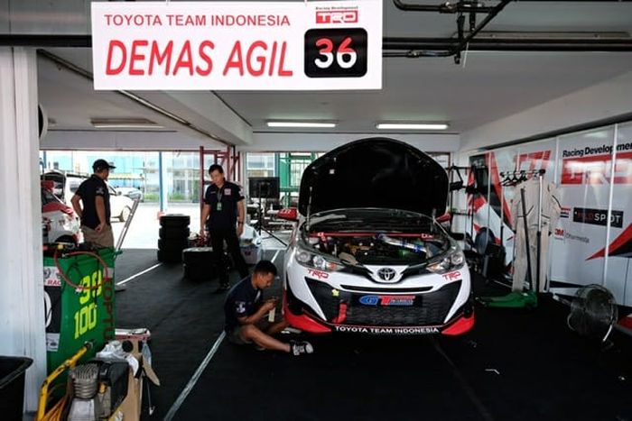 Suasana paddock Toyota Team Indonesia dengan pembalap Demas Agil