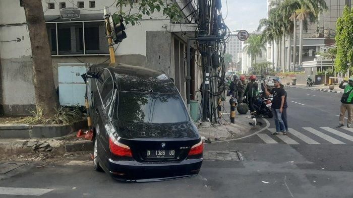 BMW E60 hajar motor dan nyangkut di tiang lampu Apill kota Bandung