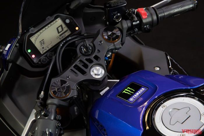 Tampilan panel instrumen Yamaha YZF-R3 berkonsep Monster Energi