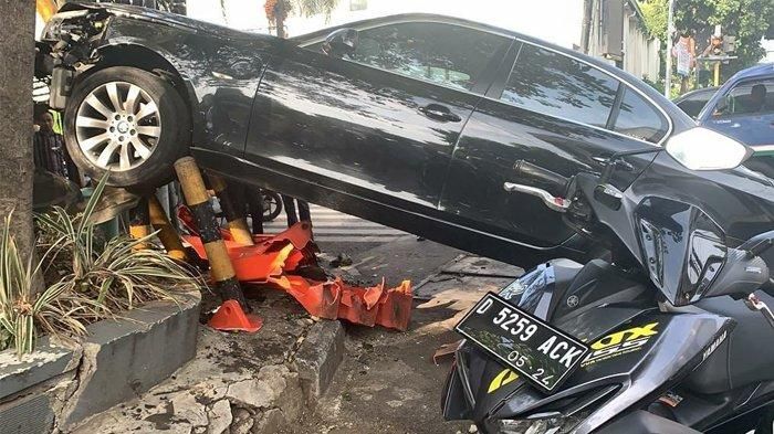 BMW 523i menabrak tiang lampu lalu lintas di Jl Naripan, Kota Bandung, Kamis (14/11/2019) pagi.    