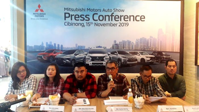 Guntur Harling sedang menjelaskan soal Mitsubishi Motors Auto Show