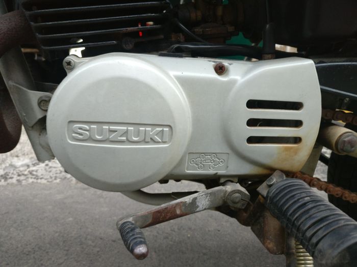 Blok mesin Suzuki Epo yang menggambarkan transmisi manual 5 percepatan