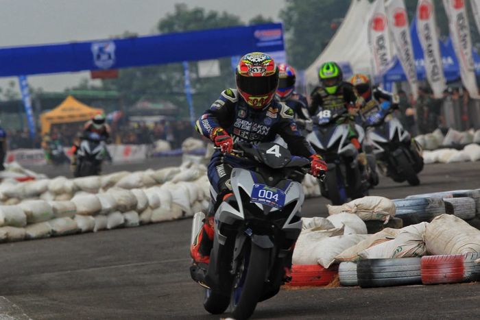 Para pembalap bersaing di lintasan sirkuit dalam Aerox Fun Race 