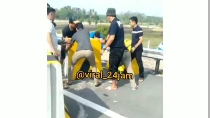Tangkapan layar video pengendara bobol pembatas agar masuk ke Tol Kayuagung - Palembang