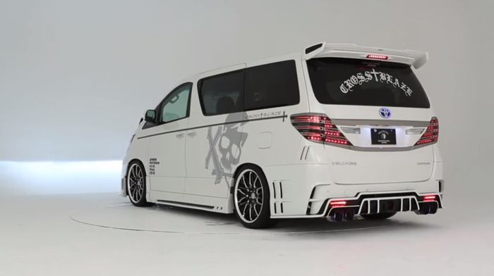 Tampilan belakang Toyota Vellfire lawas hasil garapan Rowen