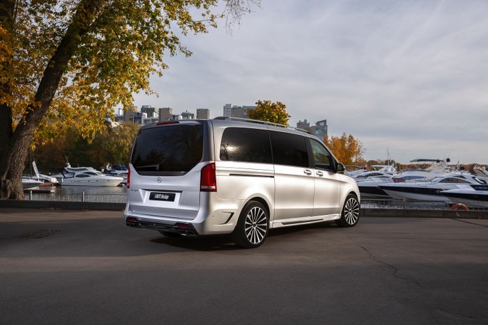 Tampilan belakang Mercedes-Benz V-Classhasil garapan Larte Design