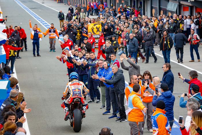 Sambutan meriah diberikan untuk Jorge Lorenzo di pit lane usai MotoGP Valencia 2019