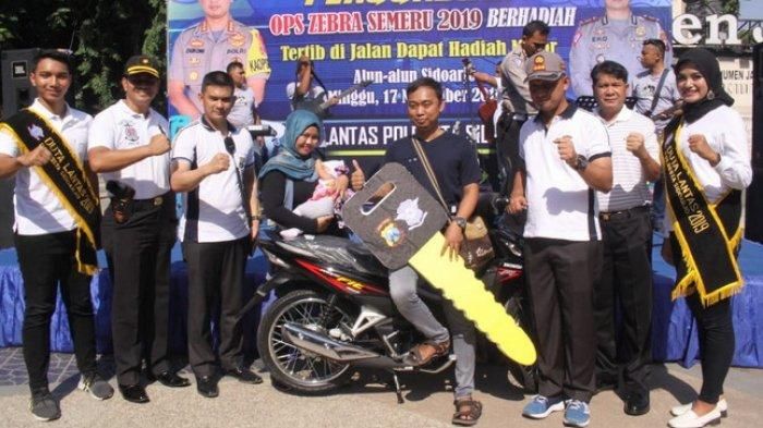 M Syafii, pengendara tertib terima hadiah motor dari Polresta Sidoarjo 