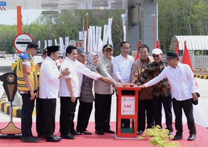 Presiden Jokowi memberikan sambutan pada peresmian Ruas Jalan Tol Terbanggi Besar &ndash; Pematang Panggang &ndash; Kayu Agung, di Gerbang Tol Simpang Pematang KM 240, Kec. Simpang Pematang, Kab. Mesuji, Provinsi Lampung, Jumat (15/11) siang.