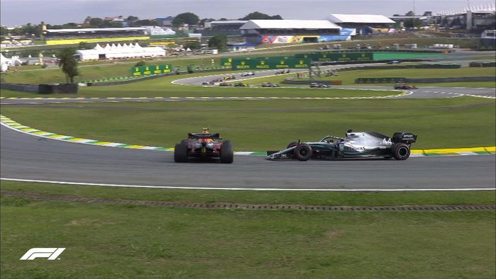 Lewis Hamilton menyenggol Alexander Albon saat balapan F1 Brasil 2019, padahal tersisa dua lap