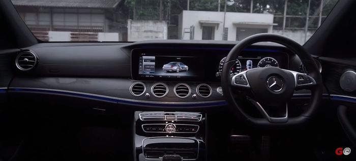 Interior Mercedes-Benz E 300 AMG Line lebih futuristis