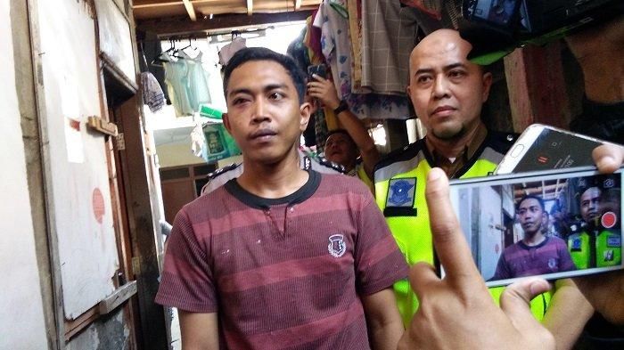 Petugas Samsat sambangi kediaman Dimas Agung Prayitno di Jalan Mangga Besar IV Jakarta Barat (19/11).