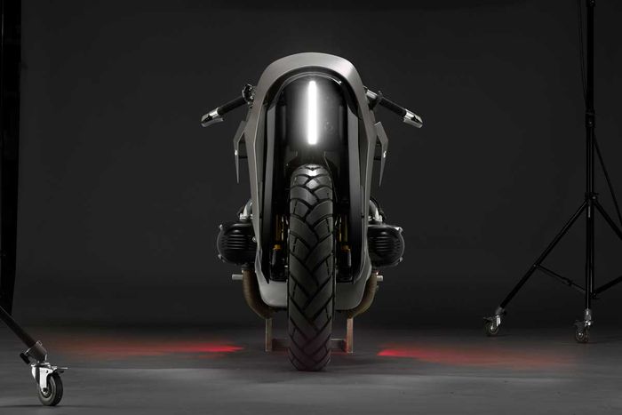 Headlmap LED vertikal membuatnya terlihat makin sangar