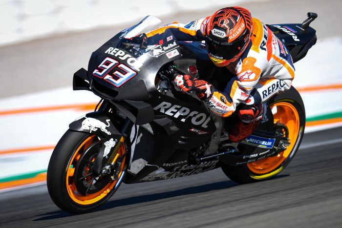 Pembalap Repsol Honda, Marc Marquez, saat menjalani hari pertama tes pramusim di Sirkuit Ricardo Tormo, Valencia, Selasa (19/11/2019).