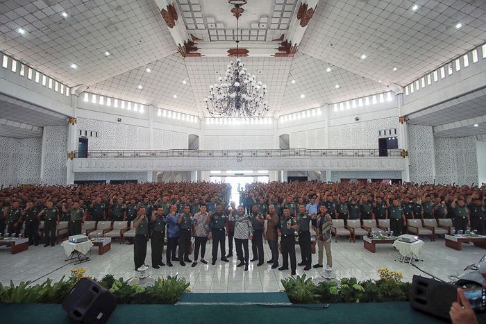 Ribuan anggota TNI dilibatkan dalam latihan safety riding yang sukses mendapat rekor MURI