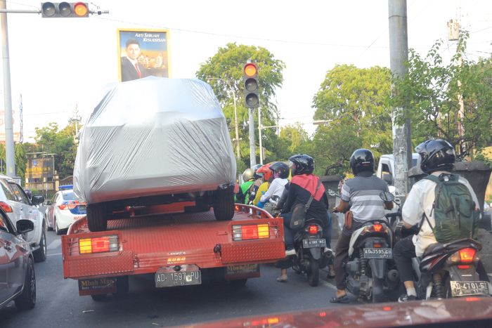 Mitsubishi Xpander Cross yang tertutup cover menjadi perhatian pengguna jalan lain.