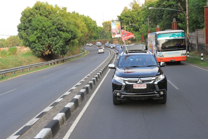 Mitsubishi Pajero Sport beserta deretan Xpander yang mengawal Xpander Cross setelah melewati Terminal Tirtonadi