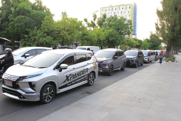 Rombongan Mitsubishi Xpander dalam arak-arakan konvoy Xpander Cross