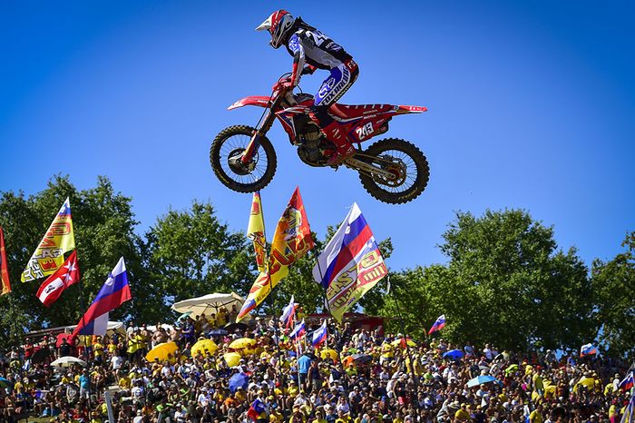 Tim Gajser, juara MXGP 2019, saat melakukan jumping di atas motornya