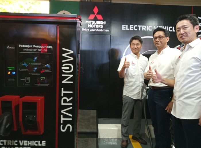 Fasilitas pengisian daya cepat diresmikan PT Mitsubishi Motors Krama Yudha Sales Indonesia (MMKSI) di Senayan, Jakarta.