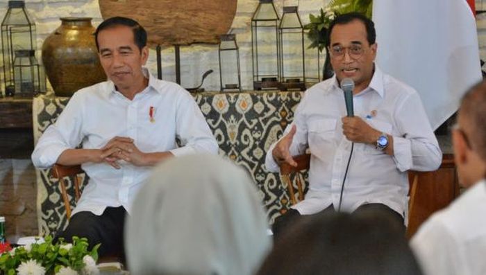 Presiden Joko Widodo duduk bersama Menteri Perhubungan, Budi Karya Sumadi