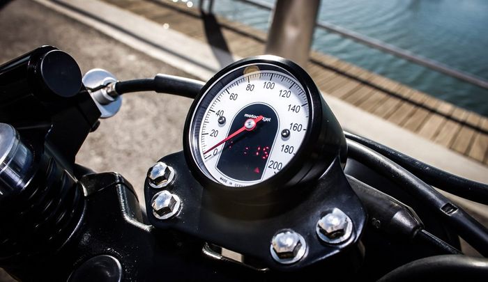 Speedometer memakai produk Motogadget